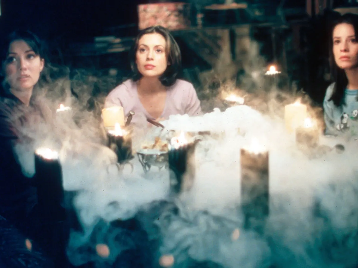 Charmed Season 1 - Prue, Piper and Phoebe casting a magic spell